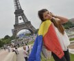 Tinerele nu puteau rata ocazia unei poze la Tour Eiffel // Foto: Alex Nicodim
