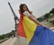 Tinerele nu puteau rata ocazia unei poze la Tour Eiffel // Foto: Alex Nicodim