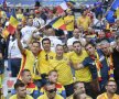 FOTO Au vopsit albul în galben » Peste 15.000 de români au făcut show pe Stade de France