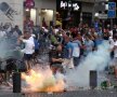 Apocalipsa la Marseille: "lacrimogene", scaune, sticle. Și-un fan?