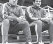 Antrenorii Nicolae Nedef (stânga) și Oprea Vlase, la un antrenament al "tricolorilor" în bătrâna sală Floreasca // FOTO Gazeta Sporturilor