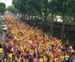 
INVAZIA GALBENĂ. Mii de suporteri români s-au unit pe străzile Parisului pentru a lua cu asalt Parc des Princes la meciul cu Elveția (1-1).