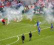 
Petardele aruncate de fani pe gazon i-ar putea costa scump de croați // Foto: Reuters