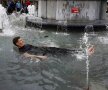 PLUTA RELAXATĂ. Unul dintre puţinii fani liniştiţi ai Angliei face baie într-o fântână. Un moment de calm, înaintea unei alte bătăi pe străzile oraşelor franceze