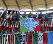 ITALIENII AU DE CE SĂ ZÂMBEASCĂ. Centurionii din poză au venit bine pregătiţi la Euro cu recuzita. O legiune de războinici veseli şi, cel puţin până acum, învingători.