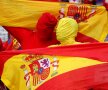FĂRĂ CHIP. Unii fani ai Spaniei au îmbrăcat costume mulate, în culorile echipei lor. 