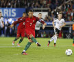 Cristiano șutează de la 11 metri, dar mingea va lovi stâlpul din dreapta portarului Almer // FOTO Reuters