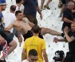 Un picior de huligan zboară spre pieptul unui englez pe Velodrome