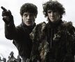 Ramsay Bolton îl îndrumă pe Rickon Stark (dreapta), foto: www.pastemagazine.com