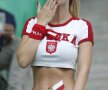 FOTO O poloneză sexy a făcut senzație cu pantalonii ei supermulați la meciul cu Elveția » Toți au vrut să își facă poze cu ea