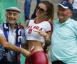 FOTO O poloneză sexy a făcut senzație cu pantalonii ei supermulați la meciul cu Elveția » Toți au vrut să își facă poze cu ea