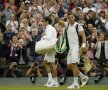 STANDING OVATION! Marcus Willis, locul 772 ATP, a pierdut categoric în faţa marelui Federer, dar a rămas un erou. Iar fanii au fost la înălţime (foto: reuters)