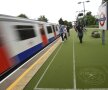 MIND THE GAP. Metroul aduce zilnic mii de spectatori în staţia Southfields, cea mai apropiată de Wimbledon // FOTO Reuters