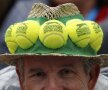 INVENTIV. Mingile de la All England Club şi-au găsit o utilizare ingenioasă: împodobesc o pălărie // FOTO Reuters