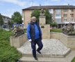 Antrenorul Ștefan
Beregszaszi în faţa
monumentului cu bustul
Mariei Cioncan, din
Hunedoara FOTO Cristi Preda