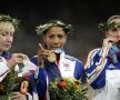 Pe podiumul olimpic
alături de Tomașova și
Kelly Holmes FOTO Reuters