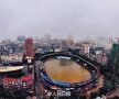 FOTO Cea mai mare cadă din lume? Imagine fabuloasă din China: cum arată un stadion după ploi neîntrerupte!