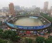 INUNDAȚII. Un stadion din E'zhou, China, s-a transformat în piscină din cauza ploii abundente. Foto: XHNews