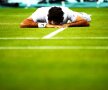Man down. Roger Federer a fost eliminat în semifinalele de la Wimbledon de Milos Raonic, foto: reuters