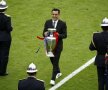 Xavi intră pe teren înaintea finalei, cu trofeul Campionatului European Foto: Reuters