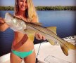 FOTO O nouă provocare sexy pe internet: topless cu peștii prinși la pescuit :)