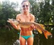 FOTO O nouă provocare sexy pe internet: topless cu peștii prinși la pescuit :)