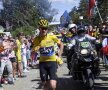 VIDEO INCREDIBIL! Evenimente stupefiante în Turul Franței! Liderul Chris Froome a fost dărâmat de pe bicicletă și a început să alerge pe cățărare!