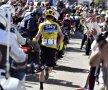 VIDEO INCREDIBIL! Evenimente stupefiante în Turul Franței! Liderul Chris Froome a fost dărâmat de pe bicicletă și a început să alerge pe cățărare!