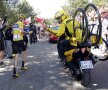 VIDEO INCREDIBIL! Evenimente stupefiante în Turul Franței! Liderul Chris Froome a fost dărâmat de pe bicicletă și a început să alerge pe cățărare!