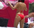 FOTO Imagini super hot cu nevasta lui Bacary Sagna pe plajă la Miami! Arată FABULOS într-un costum de baie roșu