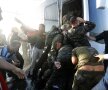 Soldații învinși înghesuiți în autobuze