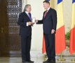 Ilie Năstase în momentul primirii decoraţiei din partea preşedintelui Klaus Iohannis // Foto: presidency.ro