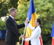 Momentul în care Preşedintele Iohannis îi înmânează steagul Cătălinei Ponor // FOTO Alex Nicodim
