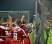 ENTUZIASMANT. Dinamo a zdrobit campioana la Giurgiu, 4-1, în primul meci al sezonului în Liga 1 și jucătorii au sărbătorit debutul cu fanii. FOTO: Alex Nicodim / GSP
