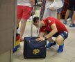 Antrenorul şi preşedintele FR Scrimă Mihai Covaliu îşi verifică geanta FOTO Alex Nicodim