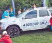 Dacia cu numărul 4.000.000 vândută este
un Duster, iar proprietarul ei este un francez.
Denys Charasse a acceptat ca lumea să-i lase
o amintire cu markerul pe SUV-ul său alb