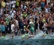 Sute de concurenţi au pornit în proba de înot,
sub privirile curioase și nerăbdătoare ale
spectatorilor FOTO Guliver/GettyImages