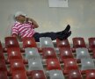 Meciul Astra - Copenhaga 1-1 i-a captivat pe cei prezenți. Acest spectator și-a ascuns cu greu entuziasmul :) FOTO Raed Krishan