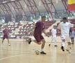 FOTO Sunt peste tot acasă » Rapidiștii s-au înfrățit cu dinamoviștii, ieri, oferind un spectacol picant atât la fotbal în sală, cât și în tribune