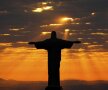 VEDERE DE LA RIO. Așezată pe muntele Corcovado, statuia lui Hristos Mântuitorul are o înălțime de 38 de metri, fiind situată la 700 metri deasupra marii, astfel încât poate fi văzută din toate părțile orașului (foto: Reuters)