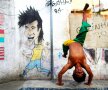 Un tânăr membru al trupei Acorda Capoeira se pregătește în favela Rocinha de Jocurile Olimpice! Petrecerea începe la noapte! foto: reuters