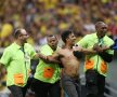 Un suporter a intrat pe teren în timpul meciului dintre Brazilia şi Irak Foto: Guliver/GettyImages