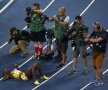ZEIŢĂ LA PICIOARELE MURITORILOR
Elaine Thompson a câştigat proba de 100 metri. Fotografii o adoră, lăsând-o în acelaşi timp să se odihnească