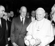Roma, 9 decembrie 1989. Havelange (centru), alături de Papa Ioan Paul al II-lea // FOTO Reuters