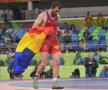 Albert Saritov cu steagul României pe salteaua de la Rio // FOTO Cristi Preda (Rio de Janeiro)