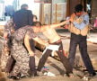 Polițiștii aruncă tricoul cu Messi și rup legăturile centurii cu explozibil purtate de copilul-kamikaze