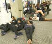 Se pleacă de la Rio. Aeroportul e plin de turiști care se întind pe unde pot, foto: reuters
