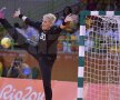Femeia-păianjen. Paula Ungureanu, portarul echipei naționale de handbal, încercând să pareze o minge
