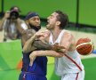 Duel. Americanul DeMarcus Cousins și spaniolul Pau Gasol într-o dispută aprinsă 