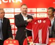 Iordănescu jr, prezentând tricoul sofiot. E încadrat de Stoicikov și Plamen Markov // Foto: sportal.bg